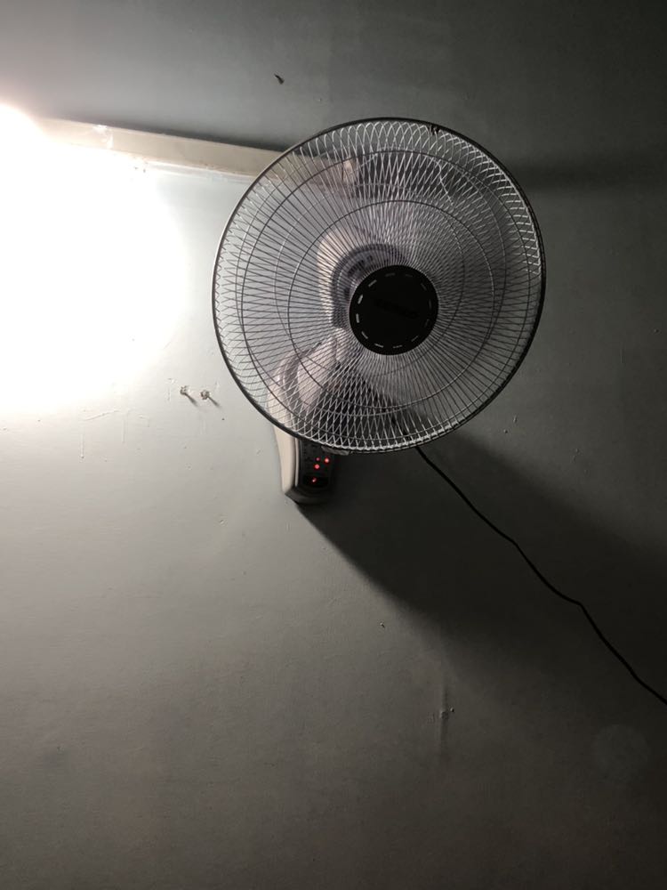 Quạt đẹp, chất lượng sản phẩm hợp với giá tiền. Do vận chuyển nên bị vỡ mặt nạ shop khắc phục nhanh chóng. Có remote tiện lợi, nói chung rất đáng mua Quạt đẹp, chất lượng sản phẩm hợp với giá tiền. Do vận chuyển nên bị vỡ mặt nạ shop khắc phục nhanh chóng. Có remote tiện lợi, nói chung rất đáng mua