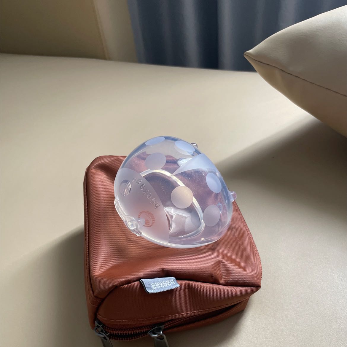 Dễ vệ sinh, sử dụng. Nhìn đẹp và chất lượng! Túi đựng rất tiện