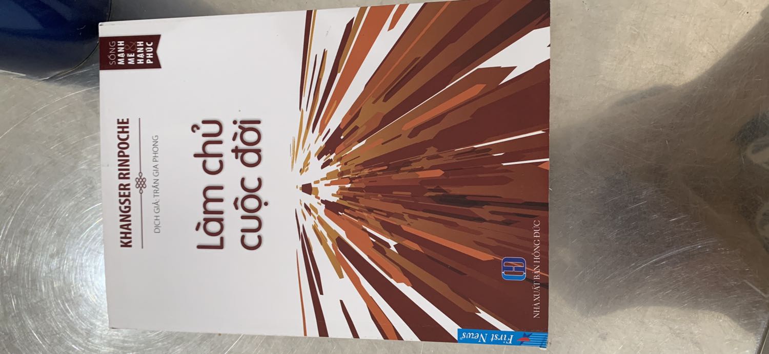 Một cuốn sách tuyệt vời! Sách gần 150 trang, nội dung hay quá trời hay. Thầy giảng về các triết lý của đạo Phật một cách cực kỳ dễ hiểu cực kỳ đại chúng, hướng đến người đọc là tất cả mọi người chứ k riêng gì phật tử, quan trọng nhất k phải là theo tôn giáo nào, mà là sửa đổi tâm tính để trở thành người tốt hơn, và đạo Phật là con đường mà thầy tâm đắc. Ngôn ngữ bình dị, giải thích logic. Mình rất thích! Highly recommend!