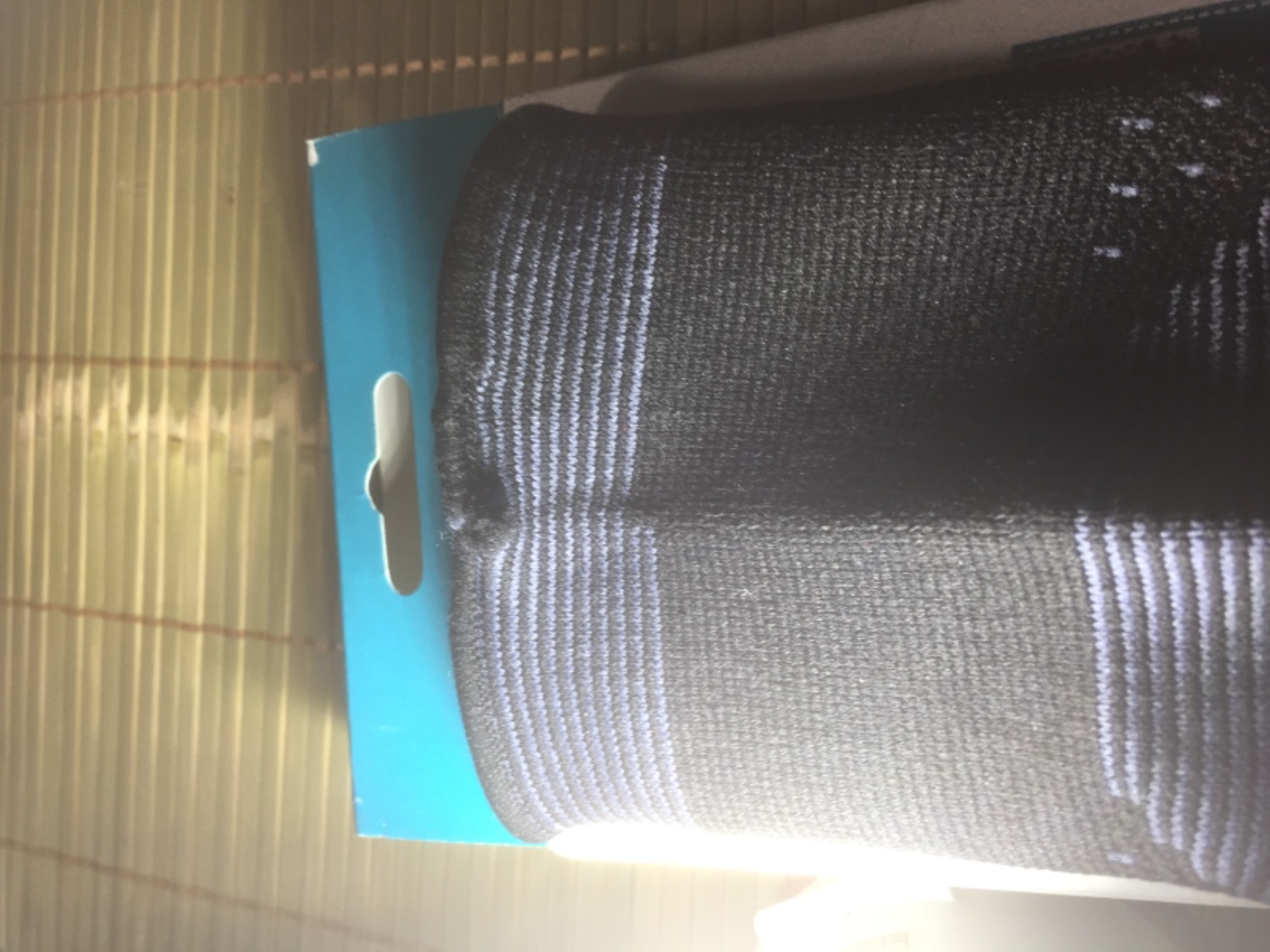 Giao hàng nhanh , hàng đúng như hình , nhưng có lỗi nhỏ rách ở dưới chân tạm chấp nhận