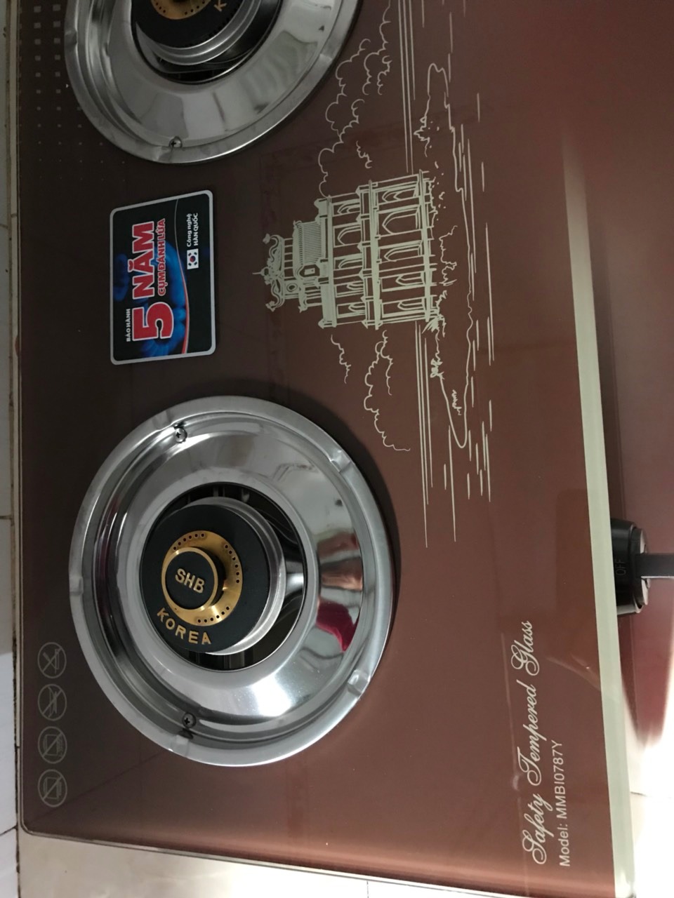 Bếp gas nhìn rất đẹp,2 cái kiềng bếp nặng tay.Mặt bếp gas bằng kính nhìn đẹp lắm các bạn.Mình hài lòng với sản phẩm này.