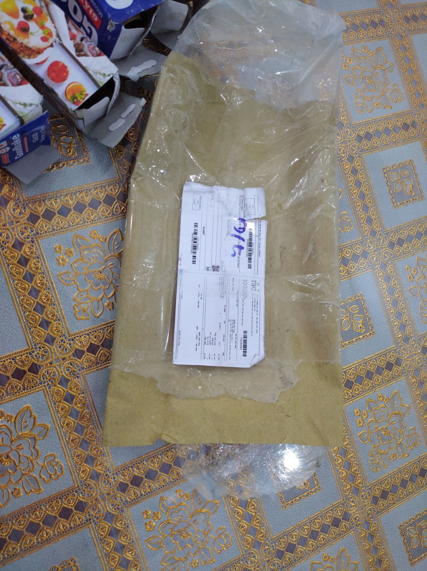 thất vọng cực kỳ. mua 4 hộp thì toàn bộ 4 hộp đều bị gỡ niêm phong cả 2 đầu hộp. hình như đây là hàng ai đã mua khui ra không dùng, trả lại rồi đem bán lại cho mình