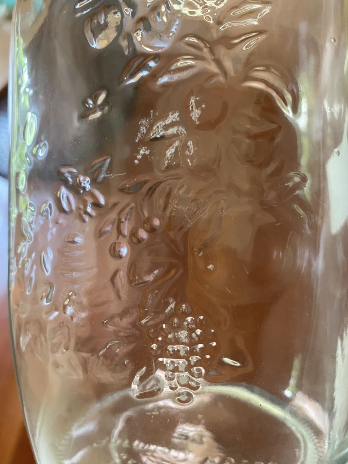 Tôi nhận dc hàng thì 4 bình thuỷ tinh đóng bó vào nhau ở giữa ko có chèn bìa gì cả làm cho các bình cọ xát vào nhau trong quá trình vận chuyển, cả 4 bình đều bị trầy xước nặng, đề nghị tiki đổi hàng cho tôi