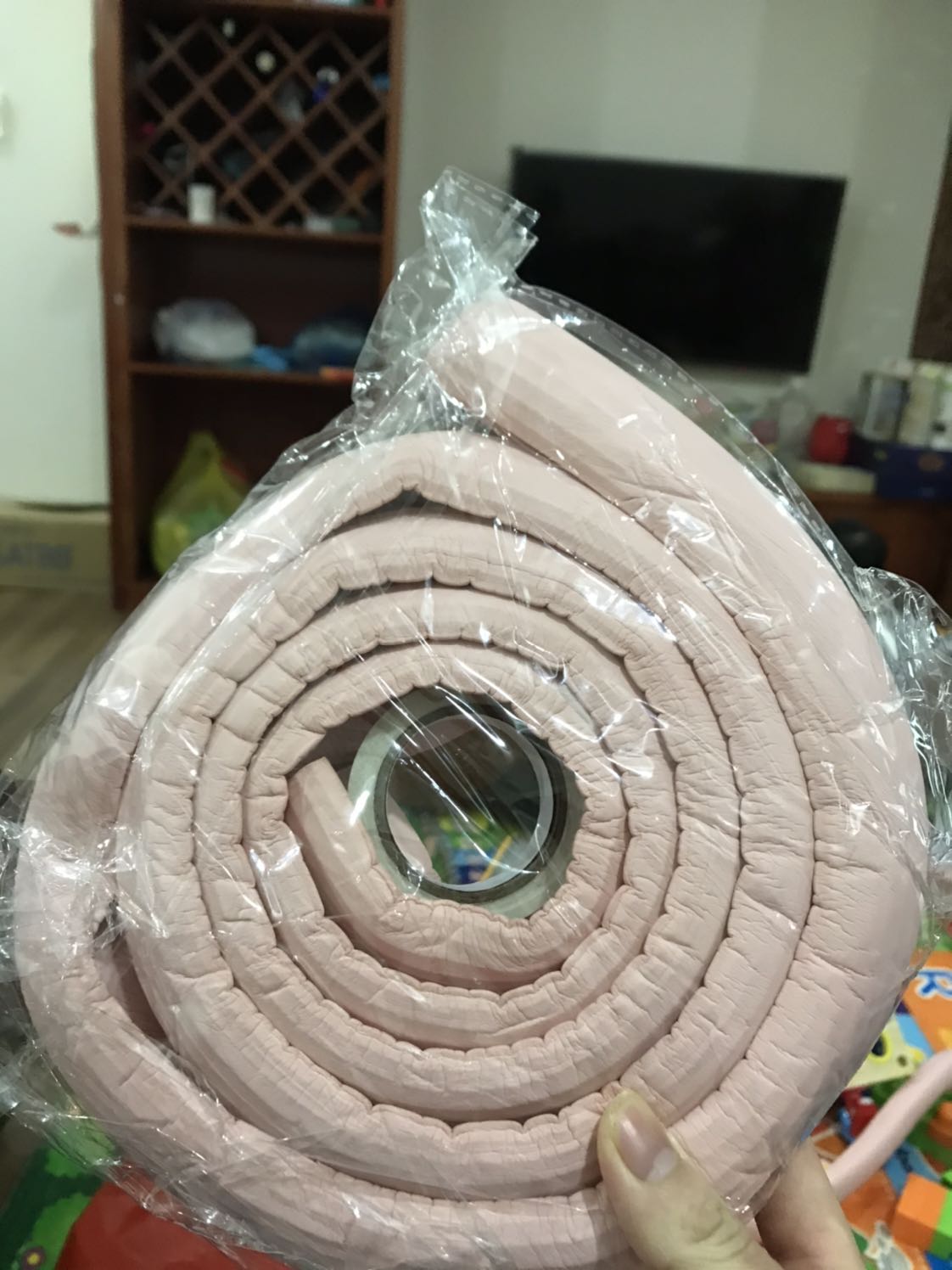 Mình đặt combo 2 thanh rôn chắn gió khe cửa mà shop giao cái này. Không hiểu là cái gì nữa. Làm ăn thế này mất uy tín quá.