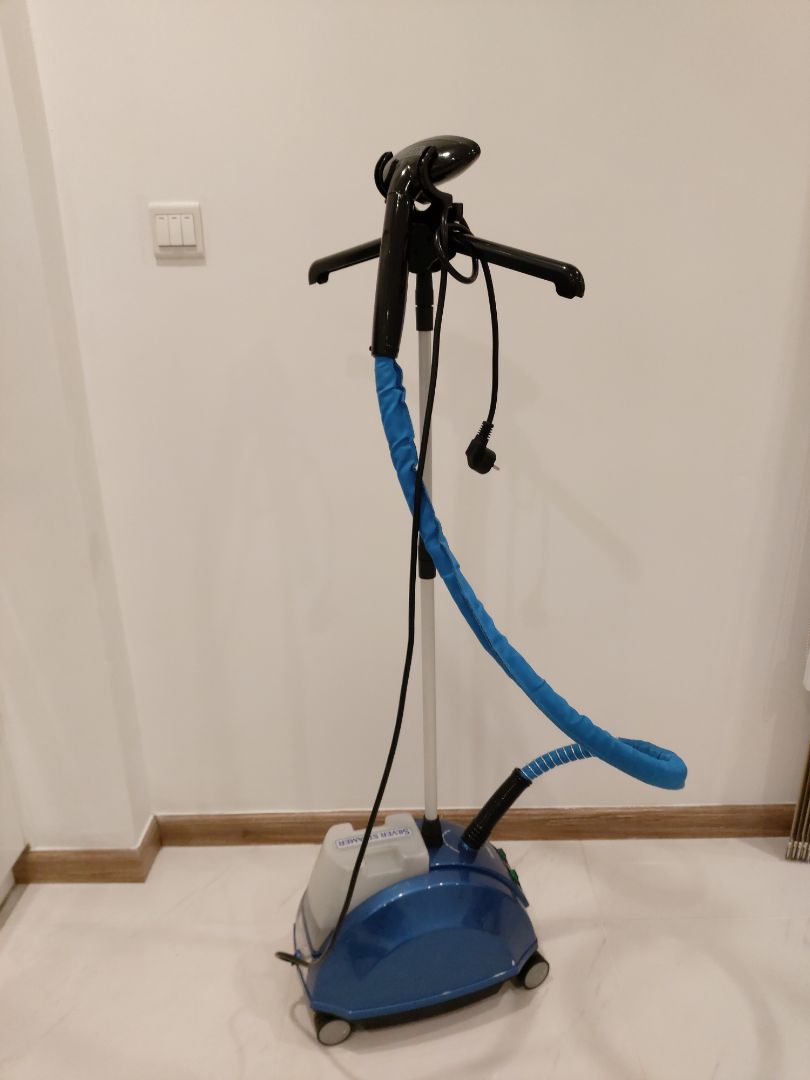 + Sản phẩm chắc chắn, hơi nước ra đều, thùng chứa nước to nên ủi được lâu

- Chỉ ủi được đồ mỏng và chất liệu dễ ủi

Mình có so sánh giữa cây ủi này với những cây ủi khác ở cùng mức giá thì thấy cây này công suất thấp hơn. Không biết công suất mạnh hơn thì ủi có thẳng hơn không nhỉ.