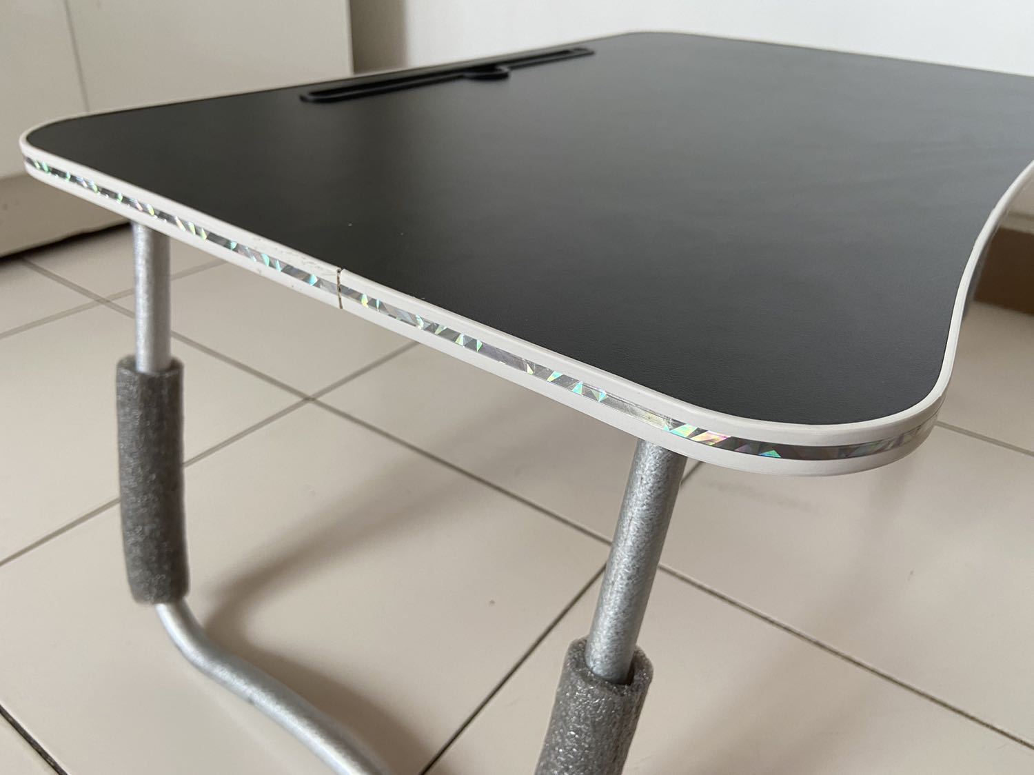 Chân bàn bị vênh, lỏng lẻo nên dễ bị gập vào trong làm bàn bị sập xuống. Chỗ kê ipad làm cho có chứ ko phù hợp, không giống như hình quảng cáo. Buộc phải làm thêm chốt để cố định chân bàn khi bung ra sử dụng. Quá buồn không giống như quảng cáo.