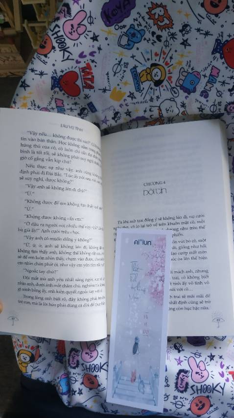 Đọc sương sương được nhiều tiểu thuyết nhưng hầu hết toàn lên gg, thất tịch không mưa gây ấn tượng sâu sắc thật -.- vừa đọc vừa rớt nước mắt sáng lên trường sưng vù+_-
Hàng giao nhanh,gói gọn quyển nằm trong hộp sạch sẽ.Cảm ơn shop nhiều nha đọc thấm thật~.~