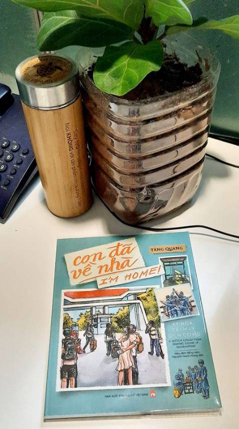 Mua cuốn ký họa "Con đã về nhà" để kỷ niệm 100 ngày Việt Nam chiến thắng COVID-19. Ai ngờ lại bùng phát dịch lần 2 T.T Việt Nam mình vẫn cứ là sống trong mắt bão- tưởng yên bình thế thôi, chưa biết hiểm nguy ập đến lúc nào :( Thôi thì đọc cuốn này để ghi nhận những nỗ lực vừa qua của nước mình, và nhắc nhở nhau tiếp tục cảnh giác, giữ nhau an toàn.

Cuốn ký họa rất mỏng, đọc vèo cái xong, nhưng cảm xúc lưu lại trong mình thì lâu. Cách trình bày nhật ký kèm hình ảnh minh họa đem lại cho người đọc hình dung sống động về cuộc sống ở khu cách ly tập trung. Giọng văn hài hước giống như trong tạp chí sinh viên. Những hình ảnh đinh của đợt chống COVID vừa qua được tác giả ghi lại rất đầy đủ: không chỉ ký họa về khu cách ly tập trung, nỗi vất vả của các y bác sĩ, đội hậu cần; mà còn có các hình ảnh nổi tiếng trên mạng xã hội khác như cây ATM gạo, chiến sỹ nhường giường-ngủ hào, *** Việt Nam anh hùng may khẩu trang... Có cả những bức thư tâm sự đầy yêu thương và tự hào về Tổ Quốc của các du học sinh trở về tránh dịch và người nhà của họ.

Sách để song ngữ Việt - Anh - tiện mang đi khoe với bạn bè quốc tế. Nhưng phần tiếng Anh có hơi khác và ít hóm hỉnh bằng lời Việt. Chắc là hạn chế về diện tích dàn trang sách nên lời Anh có tóm tắt hơn, và cũng viết lại theo giọng văn phù hợp với người đọc nước ngoài hơn.

Mình nghĩ cuốn sách này ngoài ý nghĩa lưu niệm, còn có thể: 1) Làm cẩm nang phát tay cho những người đang/sắp vào khu cách ly. 2) Tự hào khoe với bạn bè quốc tế rằng Việt Nam đã và đang làm tốt thế nào.