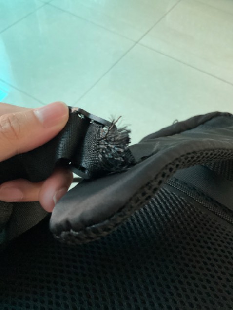 Mang chưa đến 1 tuần nhưng 2 dây 2 bên túi đã bị rách gần hết, đồng thời dây kéo cặp quá khó kéo ra vào, sản phẩm kém chất lượng.