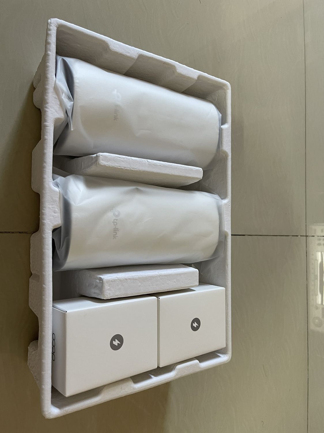 Giao hàng nhanh, đóng gói tốt. Hộp có seal của TP-Link.
Cài đặt rất đơn giãn qua ứng dung trên điện thoại.
Đáp ứng nhu cầu thiết lập phủ sóng wifi trong gia đình.