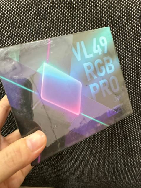 Đèn VL49 RGB Pro loại này mình mua trải nghiệm thấy nó to hơn loại Vl49 phiên bản thường, có thêm màn lọc ánh sáng có thể chụp được nhiều kiểu, dung lượng pin khá dài nhé. Nói chung tốt nên mua.