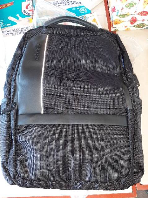 Balo xịn chất vải dày, thích nhất là ngăn chốc sốc cho laptop, có thể bảo vệ được laptop của mình, thiết kế khóa kéo chống nước vào bên trong rất tốt. Và đặc biệt balo lớn hơn tưởng tượng.