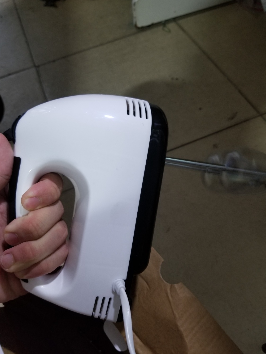 Mình vừa hỏng mất máy đánh trứng lock and lock sau 5 năm sử dụng rất tiếc
nên mình lên Tiki mua máy khác.
thấy máy này khá rẻ nên mình mua về *** thử
mua về mở ra cắm ngay có những điểm như sau
1. hàng giống hình 
2. thương hiệu giống
3. Hộp hơi móp chắc do vận chuyển
4. Mình cắm vào thử thì máy khá mạnh nhưng không êm lắm còn hơi lắc
5. Có 4 que đầy đủ

trong tầm giá này thì okay còn ai muốn thật sự chất lượng thì mua tầm 2 triệu
tiền nào của đó mà