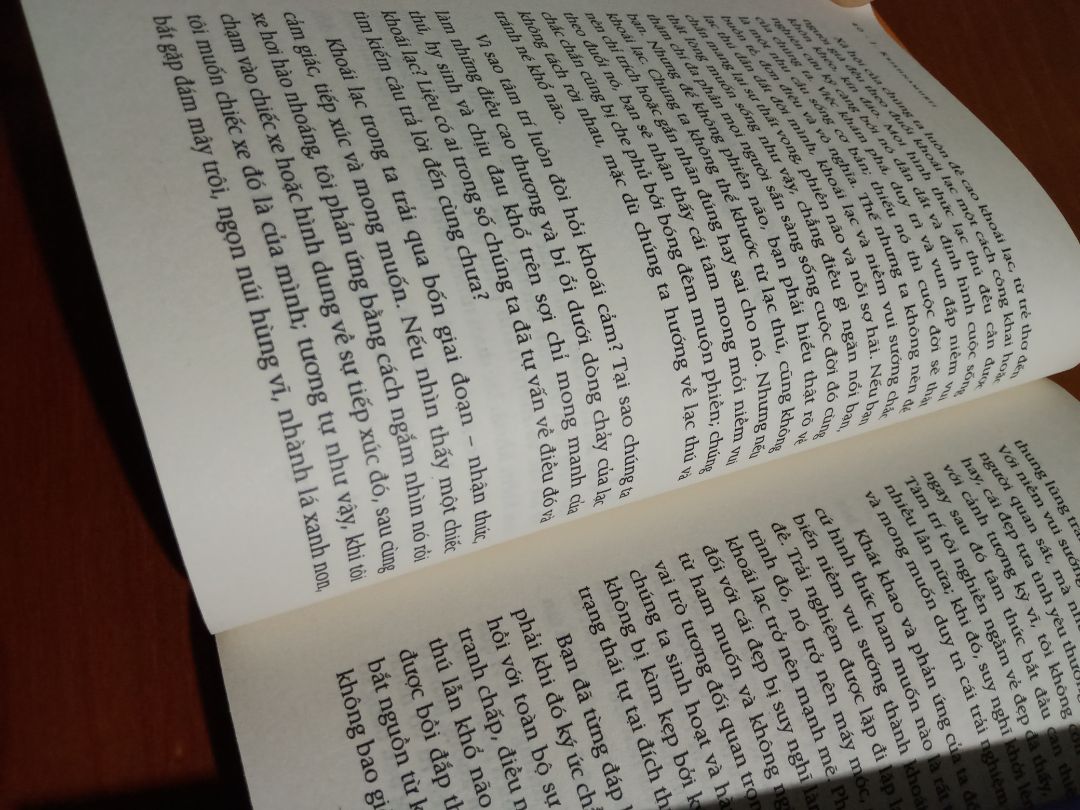 Cuốn này với mình rất hay, mình đã đọc đi đọc lại chục lần, mình như cảm nhận được năng lượng của thầy trong đó, mình đã mua 7 cuốn cùng tác giả, nhưng mình thấy chỉ nên mua hai cuốn là cuốn này và tự do đầu tiên và cuối cung, vì các cuốn khác chỉ tổng hợp bài nói chuyện, có khi còn ngắt ra chấm chấm chấm, đọc rất khó chịu và mình không cảm nhận được con người của tác giả, nó chỉ là những mảnh rời rạc.