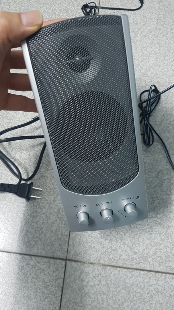 Mặc dù đọc kĩ review + tham khảo đủ thứ loa. Chốt quả loa này về. Loa phụ rè kinh hồn (bật to nhỏ đều rè),  loa chính thì dây chập chờn (để yên thì kêu ổn). Không bằng mấy loa mấy chục. Nhựa nhìn ảnh đẹp nhưng cầm thì nhựa rẻ tiền. Thôi thì tiền nào của nấy. Dính phốt tikinow lần 2 :(