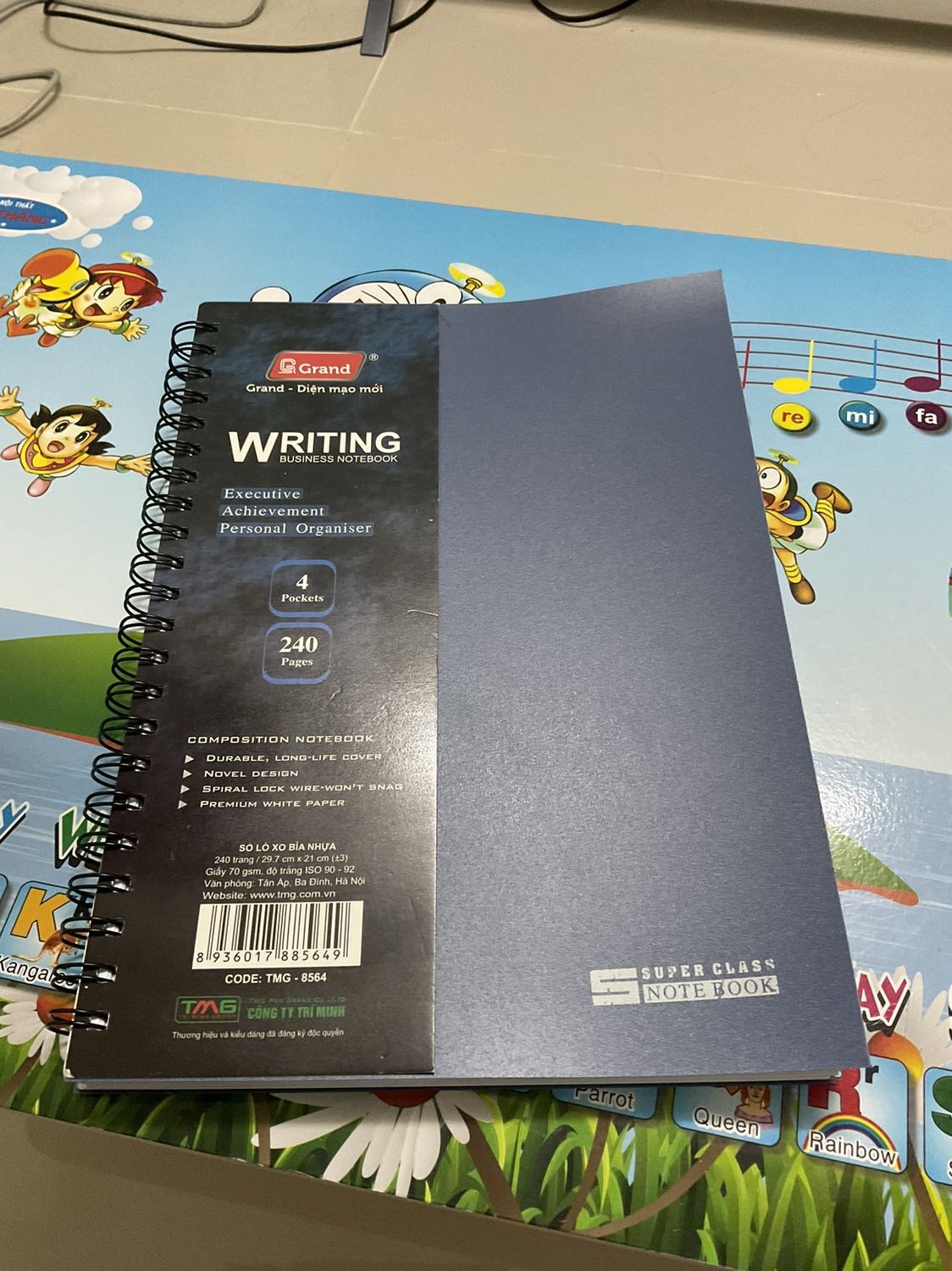 Minn mua 2 cuốn, 1 bìa xanh, 1 bìa hồng. Giao nhanh. Giấy sáng. Đã xài sổ này rồi nên rất thích, size to, cỡ gần A4 lận. Dày, thông số có trên bìa. Giá rẻ. Mình dùng làm vở ghi. Cơ bản cầm chắc tay, nghĩa là có hơi nặng nếu bạn không cần viết quá nhiều thì có thể cân nhắc.