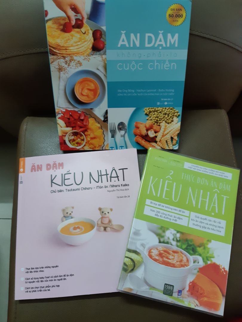 Sách được in rất đẹp, màu sắc tươi tắn. Nội dung thì do mình mới xem lướt qua thôi, nhưng đọc phầnhướng dẫn cách chế biến món ăn thì thấy cũng ok. Món ăn đa dạng, đỡ fai suy nghĩ nên làm món gì cho bé. Từng giai đoạn tháng tuổi sẽ có những món thích hợp. Mình thấy sách này rất đáng mua. Tiki giao hàng rất nhanh.