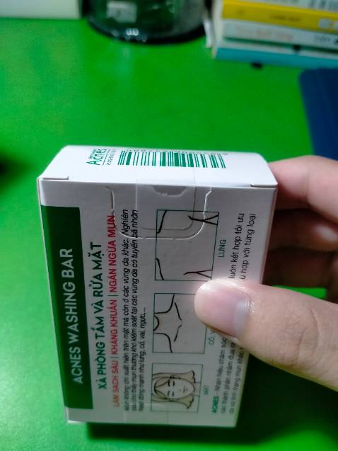 Tiki đóng gói, vận chuyển luôn chỉn chu như vậy. Đơn hàng được đóng gói cẩn thận, có cảnh báo đầy đủ, bọc chống sốc để vận chuyển an toàn, nguyên vẹn cho sản phẩm.

Về chất lượng thì sản phẩm còn nguyên tem niêm phong, có cả gói bảo bì phụ bên trong. Xà phòng cũng khá lớn, mùi thơm nha; nên trang bị thêm túi lưới rút để đựng và tắm; khi tắm tạo bọt có hương thơm đem lại cảm giác rất dễ chịu. Đặc biệt là mình dùng được 2 ngày thôi là đã thấy tình trạng mụn lưng được giảm đáng kể luôn ý, khá bất ngờ (mình mụn lưng ở mức độ nhẹ). Mình rất vui và hài lòng, chắc chắn sẽ ủng hộ Tiki thêm những lần tới nhaa.