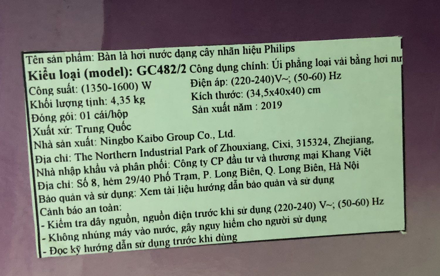 hàng nguyên kiện, lắp ráp dễ, nhưng sao cái cây đứng mình thấy nó ko đc chắc chắn, lúc ủi cái cây nó cứ lắc lư theo, mình ủi 1 lúc 4 cái áo sơ mi mỏng, thấy tay cầm với cọng dây hơi nóng, với lại năm sản xuất là 2019 lận, bảo hành 36 tháng kể từ ngày sản xuất mà mua năm 2021 là còn có 1 năm bảo hành thôi @@“,mong lần sau tiki giao hàng mới hơn, chưa kể kiện hàng còn để tên kh khác mới đầu mình tưởng giao nhầm, nhìn lại thì thấy kiện hàng giống như bị bom kh trước ko lấy, nay giao lại cho mình mà ko thèm xé mác cũ ra nữa, pó tay @@“, vừa đặt mua thì vào lại thấy sale rẻ hơn 100k, số nhọ ghê ?