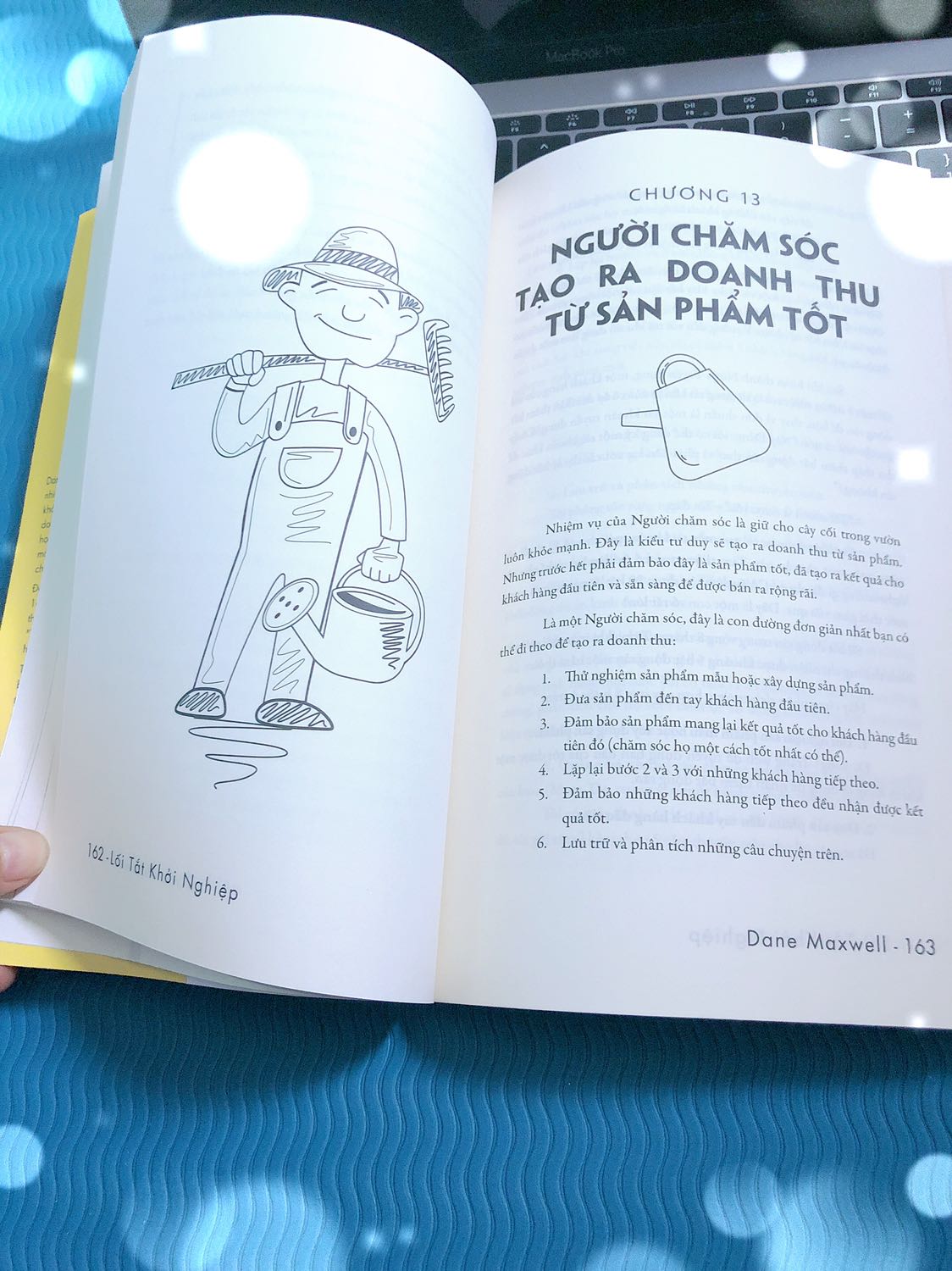 Em cám ơn anh Phong đã dịch cuốn sách này , lúc nhận sách em đã ngồi xem ngay luôn và vỡ lẻ ra nhiều thứ rất hay ho và bổ ích có thể áp dụng cho việc kinh doanh của mình . 
Cám ơn tiki đã đồng hành cùng mình đặt sách 2h là nhận dc ngay 
Mình mong những ai đang trong giai đoạn lập nghiệp - khởi nghiệp như mình đều có duyên và cơ hội học tập những kiến thức và kinh nghiệm từ anh chị đi trước và sách .