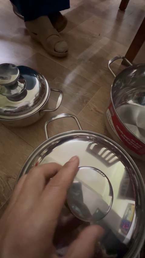 Chất liệu inox, với giá tiền gần 400k đã trừ khuyến mại cho 3 nồi thì chấp nhận được.
Ai muốn bộ dày thì nên mua loại giá cao