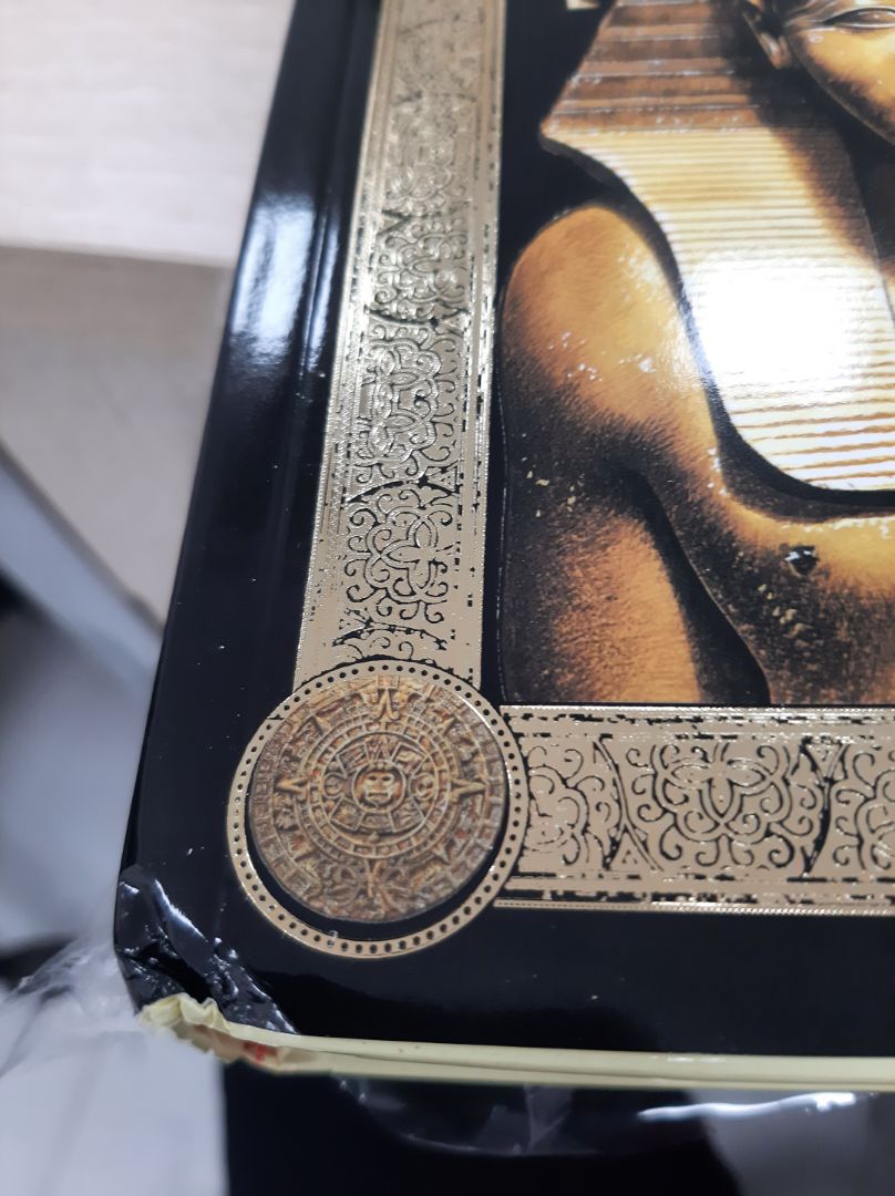 Tiki bao giờ cũng giao hàng nhanh, m rất ưng khoản đấy. Nhưng lần này không hiểu các b làm kiểu gì mà lại bị móp sách thế này, trong khi đó là sách bìa cứng làm m sót quá. 
Thêm nữa lúc đặt hàng thấy đc tặng bút màu mà nhỉ, nhưng m lại k thấy????