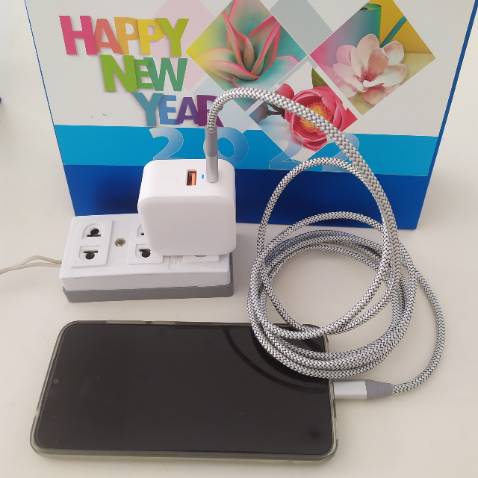 Giao hàng thần tốc. hàng đúng như mô tả, sản phẩm nhìn chắc chắn, sạc nhanh, có hỏi shop tư vấn nhiệt tình, sẽ tiếp tục ủng hộ shop