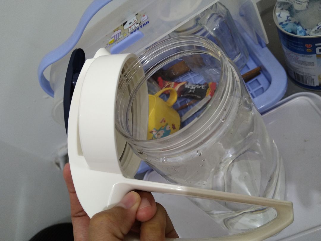 Sp chính hãng. Chịu nhiệt nóng lạnh, nước sôi tốt. Nút bật và nắp tháo vệ sinh dễ dàng. Ron kín nước. Phải dùng sức mỗi lần mở nắp. Nắp thường lắp xéo 1 bên cho dễ mở.