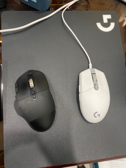Đã có đủ combo logitech. Đây là miếng lót cứng nhé mọi người. Chống trơn trượt mặt dưới nhưng cạnh hơi sắc.