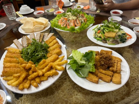 Bút xài ok, chiếu ngon cơ mà ko có nút bật tắt, chỉ cắm reciever vào xài nên chắc sẽ hết pin nhanh