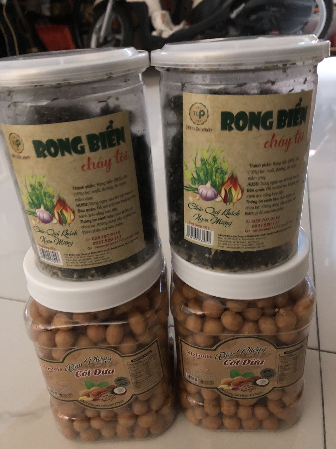 Lần này nhận 2 hủ nắp đỏ, k phải nắp trắng.
Mua 2 hủ lần 2 này ăn cũng tạm, vỏ k dòn bằng đợt mua lần 1.
Nhân đậu phộng có hạt k mới đều như lần 1
Cảm ơn shop giao sớm qua GHN trong mua dịch