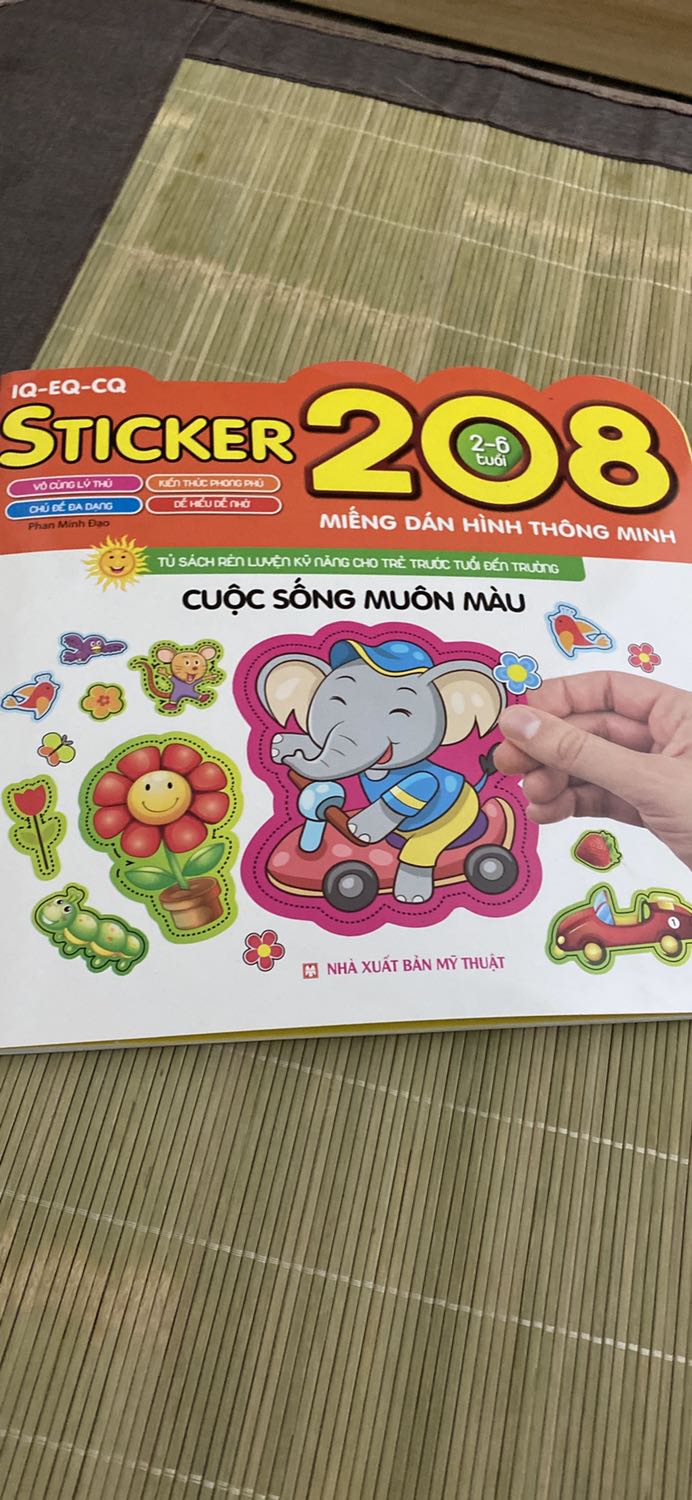 Miếng dán sinh động, phù hợp với lưa tuổi 4 đến 5 tuổi. Con mình hào hứng lắm