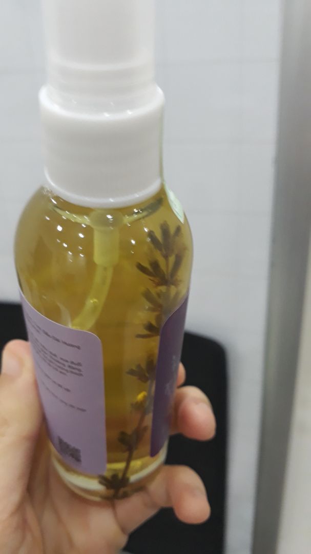 Thấy mấy chai xịt như này rất tiện, đem đi đâu cũng đc. Chỗ nào có mùi hơi khó chịu mang ra xịt là đỡ hẳn. Chai xịt của shop còn có nhánh hoa bên trong nữa nhìn hay hay.