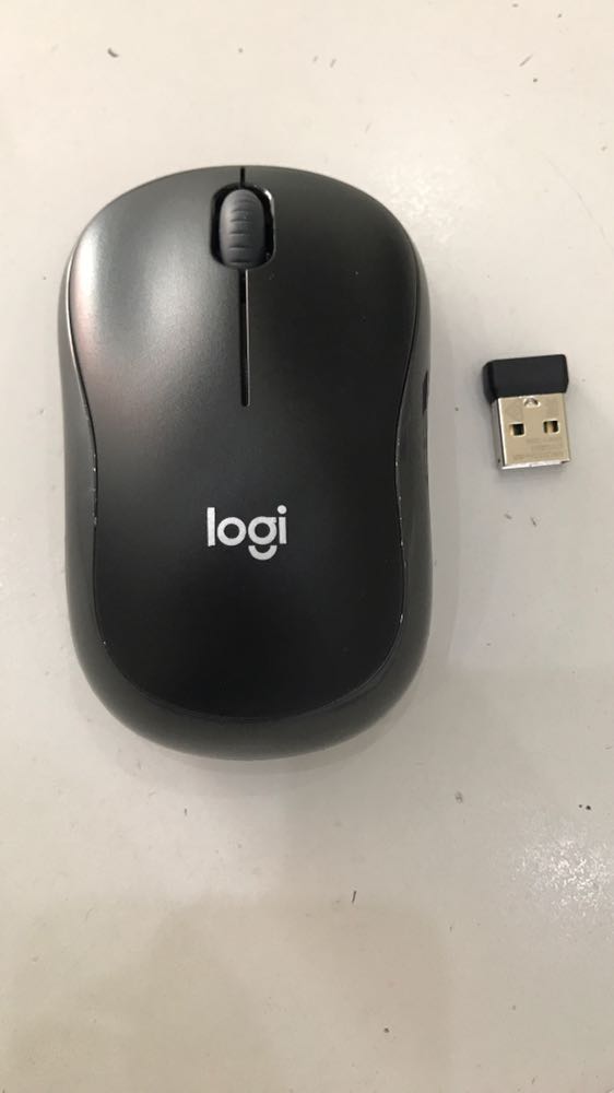 Ship siêu tốc.
Sản phẩm mới, đẹp như hình.
Chú ý: khi gạt công tắc ON thì đèn quảng không hiện như các loại chuột khác nên dễ nhầm tưởng là chuột hư. Các bạn đừng quan tâm đến tín hiệu đèn nhé. Cắm USB vô máy, kiểm tra pin ở mouse rồi gạt ON, cầm chuột click trái phải, con lăn… Thấy chuột trên màn hình chuyển động là ok.
Cứ gạt công tắc sang ON, cắm