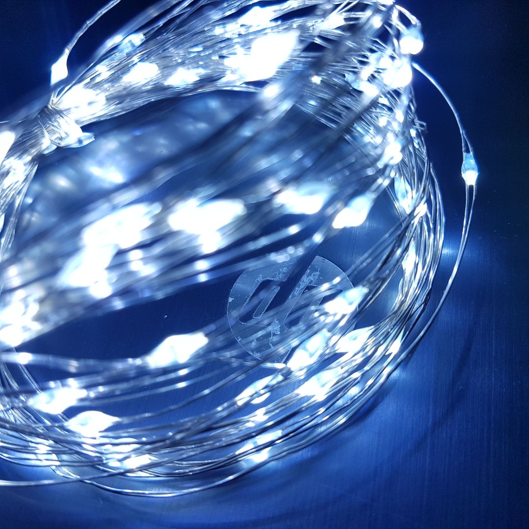 Không ngờ mua màu trắng lại đẹp thế. Dây đồng phủ màu bạc kẽm rất hợp tông với led màu trắng mình chọn. Có hướng dẫn đi kém, điều khiển chọn 7 kiểu nháy, 1 kiểu luôn sáng. Thích nhất kiểu số 7, nháy đẹp mắt. Lại còn tăng giảm được độ sáng, hẹn giờ. Khá ok.