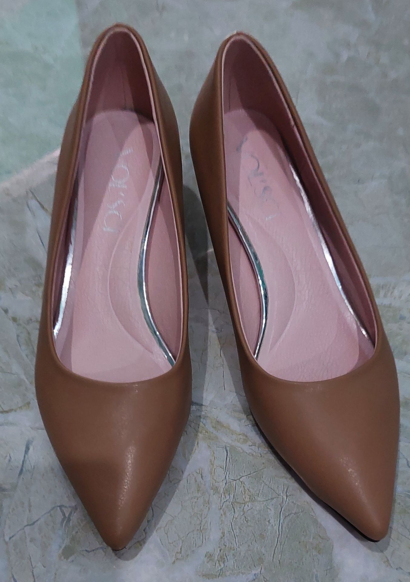 Giày đẹp, mang êm chân, giao hàng nhanh, lịch sự, sẽ ủng hộ shop.