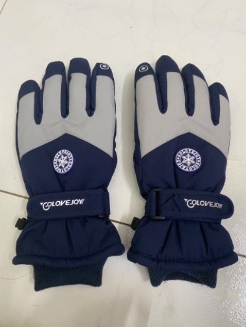 Găng tay đẹp, giống hình, rất dày và ấm, phù hợp để đi những vùng lạnh, có khoá gài 2 chiếc với nhau để tránh thất lạc. Shop hỗ trợ nhiệt tình, giải đáp mọi thắc mắc của mình, cho shop 10đ :D
