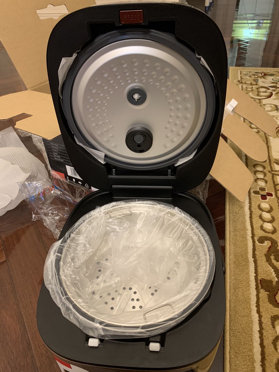 Nồi đẹp, siêu dày. Khay hấp cơm tiện dụng, đựng được nhiều. Tặng kèm 1 muôi 1 thìa xới cơm. Mỗi tội 1.8L hơi to, hợp với gđinh đông người hoặc hay có khách khứa. Nồi đẹp, siêu dày. Khay hấp cơm tiện dụng, đựng được nhiều. Tặng kèm 1 muôi 1 thìa xới cơm. Mỗi tội 1.8L hơi to, hợp với gđinh đông người hoặc hay có khách khứa.