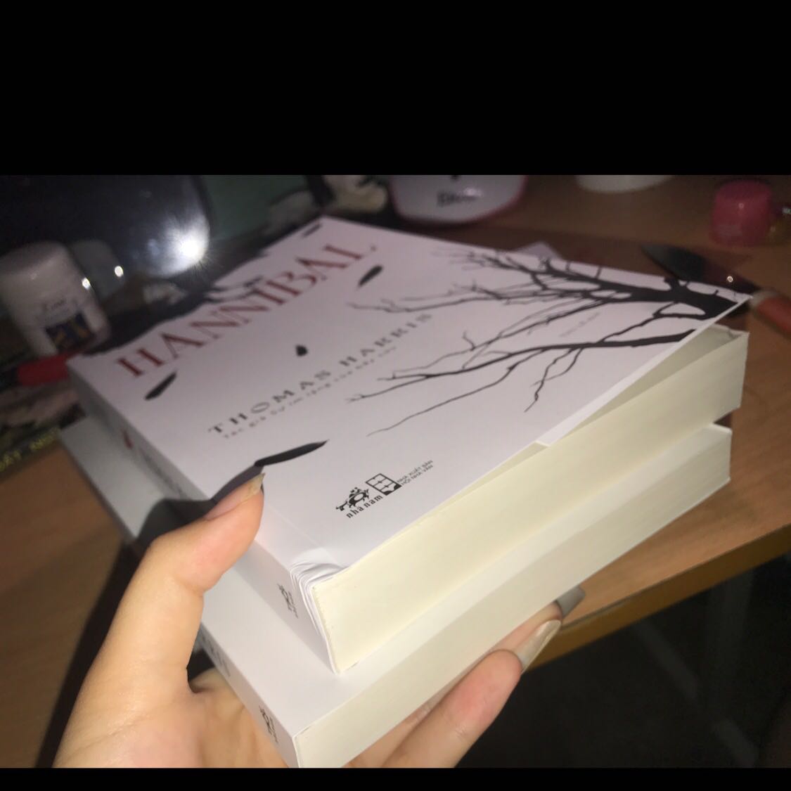 sách có được bọc nhưng vẫn bị hỏng 1 chút, hơi tiếc:((