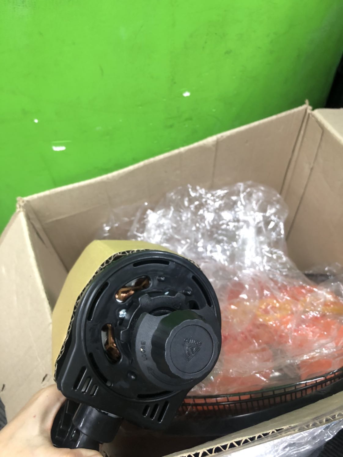 Trời, nếu có âm sao thì mình đã đánh giá âm sản phẩm này luôn chứ không phải 1 sao đâu. Mình chọn nhà cung cấp là Tiki Trading chứ ko phải những cửa hàng kia, dù cho nếu mua ở các nhà cung cấp kia thì được freeship. Freeship đó nhaaa
-..-
 Còn mua ở Tiki Trading mặc dù sản phẩm trên 300k những vẫn tốn phí ship 40k. Mình chả hiểu vì sao phải tốn phí luôn nhưng thôi kệ. Và vì sao mình lại đi chọn cái mắc hơn? Vì mình đọc review thấy nhiều bạn mua sp bị bể bị hư. Nên nếu mua các cửa hàng kia mình hơi lo lắng nên đã chọn tiki trading dù cho nó mắc hơn, chỉ để đảm bảo giao 1 phát là chắc cú xài được. Nhưng rồi sao. Giao về sp cho mình lại bị bể 1 miếng như vậy. 
Quạu trong lòng 1 tí rồi nha. 
Rồi sao, giờ phải đợi tiki đổi hàng hả?? Và mình lại phải ngồi trong cái khí nóng nực này tiếp vài ngày??
Mình trả tiền sp mắc hơn chỉ để đổi lại trải nghiệm không vui?
Tiki liên hệ mình ngay nha, trước khi mình quạu trong lòng 1 đống.