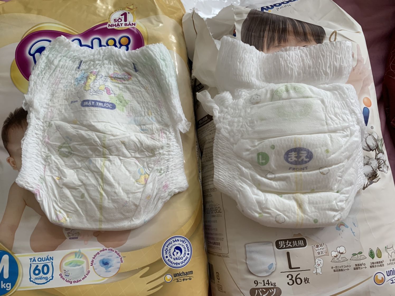Mình mua 2 loại bobby để mặc ban ngày còn moony mặc đêm. 2 loại này dày ngang nhau. Tuy nhiên moony mềm mại hơn hẳn k bị hằn bé. Còn bobby bé bị hằn lưng dù 7kg mặc size M ( hoặc do dạng quần chun nên bị vậy chắc phải mua size L vì đùi và bụng bé to) . Moony thì khỏi bàn về độ thấm hút và mềm mại rồi nhưng mình thấy dùng bỉm quần L này không thích bằng bỉm dán moony