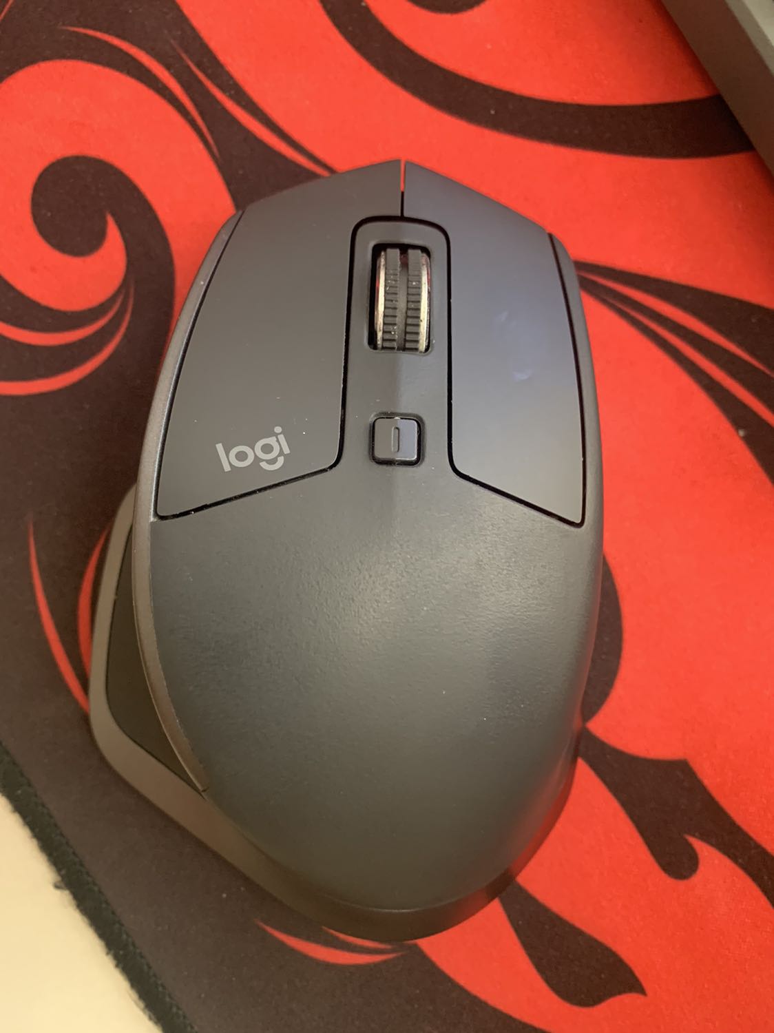 Chưa biết chê gì với sản phẩm này. Trừ việc sử dụng phần mềm logioption trên mac hiện tại chưa được. Mình không hiểu lý do vì sao.
Chuột nặng đầm (hoàn toàn không thích hợp cho việc sử dụng để chơi game). Con lăn có 2 chế độ lăn rất thích. Có thể nói dòng chuột này cực hoàn hảo cho công việc. Việc chuyển đổi qua lại giữa 3 thiết bị cực nhanh và không bị đứt kết nối. Rất xứng đáng. Rào cản duy nhất của nó là giá. :D