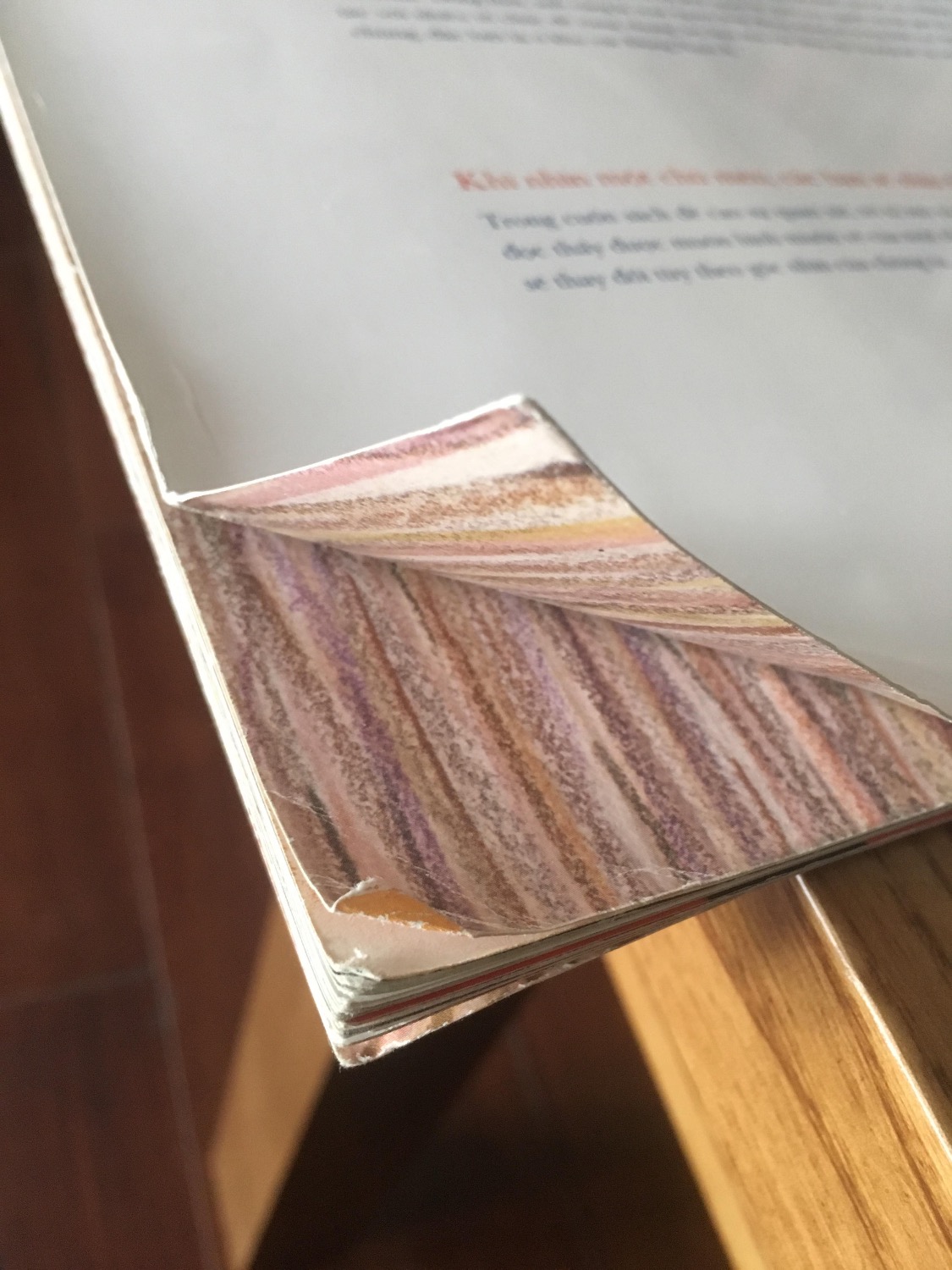 5 sao cho nội dung
2 sao cho chất lượng sách/lưu kho
Mình mua khá nhiều sách của Tiki, rất nhiều sách thấy hài lòng về khâu bảo quản, nhưng cũng không ít lần thất vọng. Mình nghĩ trước khi gửi cho khách hàng, Tiki nên kiểm tra kĩ xem chất lượng giấy, bìa có vấn đề gì không, tránh những trường hợp nhìn như sách cũ như thế này. video review nội dung sách tại đây https://www.facebook.com/myfiveaday/videos/1433526770121897/