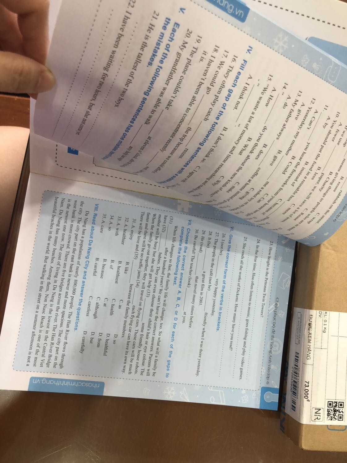 Đã nhiều lần mua sách của Tiki, và đây là lần đầu mua sách về mà sách bị rách như thế này. Có chút thất vọng.