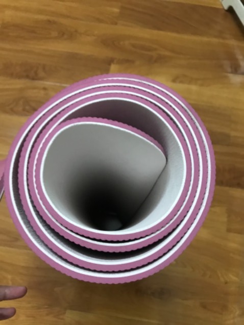 chất lượng thảm ok với giá thành, màu sắc đẹp, shop đóng gói cẩn thận. Nếu muốn dùng tập yoga thì nên đầu tư mua thảm tốt luôn vì thảm này không có độ bám cao, khi ra mồ hôi sẽ dễ bị trượt khi tập yoga