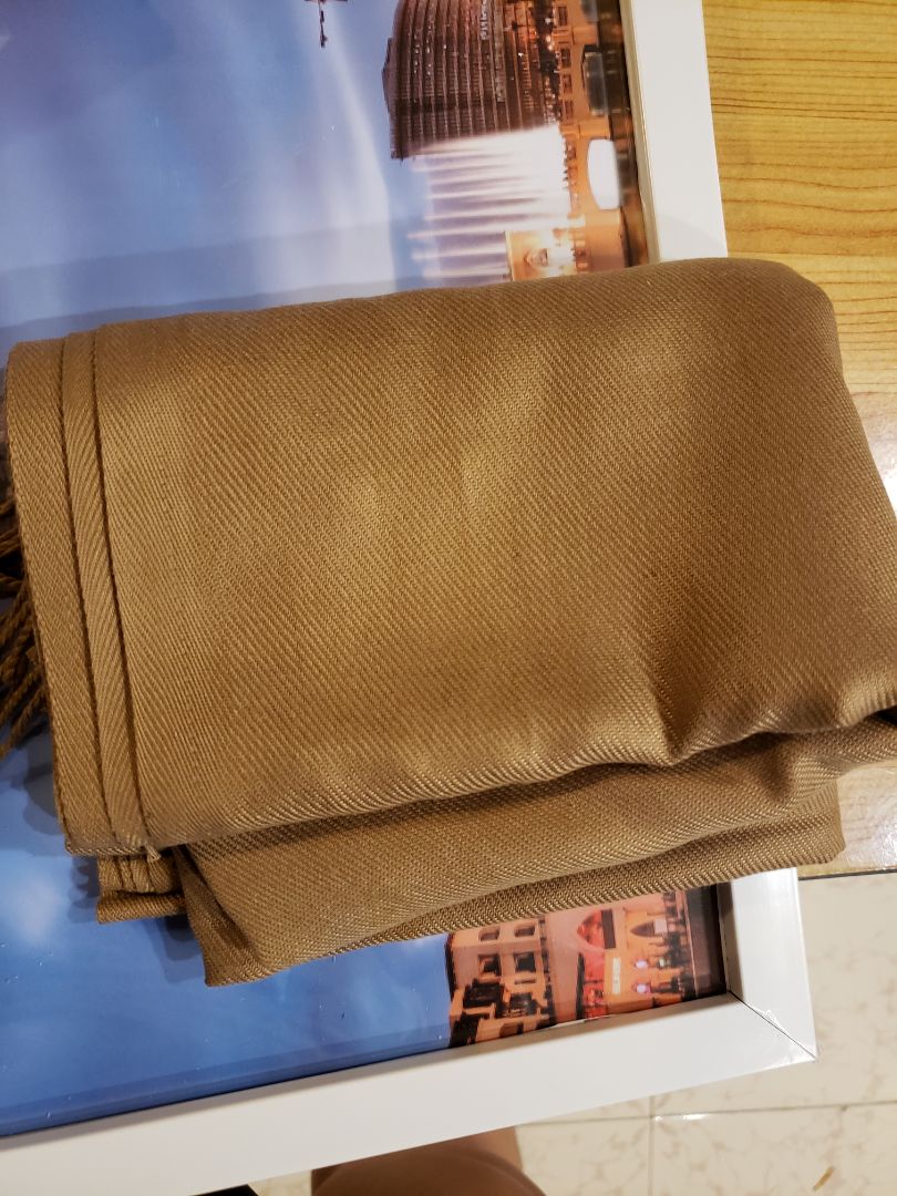 Trên ảnh là màu đỏ đô ạ nhưng mình nhận được màu này. Không đúng đỏ đô tí nào ạ. Mong shop thu lại gửi lại đúng màu ạ.