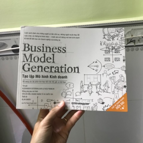 Mình mua sách lúc 8/2/2026 ấn bản này xuất bản năm 2025 (tái bản lần thứ 12). Một cuốn sách tái bản 12 lần là chứng tỏ được đọc giả đón nhận. 

Đã đọc 60 trang, quá ok, thật chiến, không khô khang. 

Hy vọng là sẽ tìm được ý tưởng kinh doanh khi đọc xong. ^^