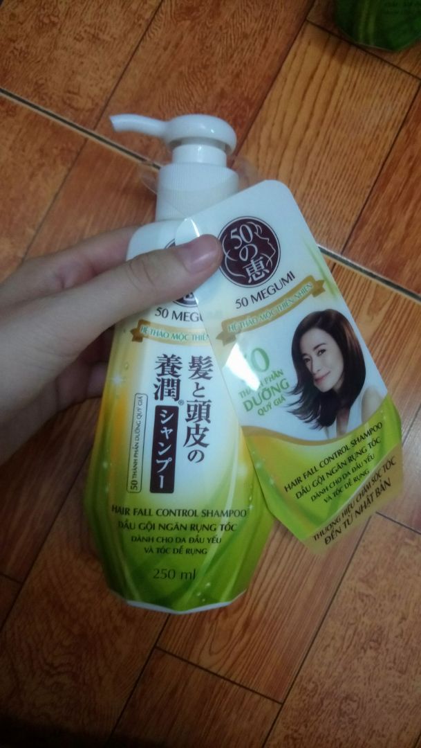 Mùi thơm dễ chịu lắm, mình gội đc 2 lần thì chấm được mùi thơm, tóc thì chưa có đỡ rụng lắm do chưa quen, gội xong tóc hơi khô phải xả dầu xả thêm mới ổn.
Nói chung chấm 5 sao trước cho phần giao hàng và mùi thơm, còn lại để mình gội hết coi giảm rụng tóc ko rồi sẽ ủng hộ.
Cám ơn Tiki nhé ?