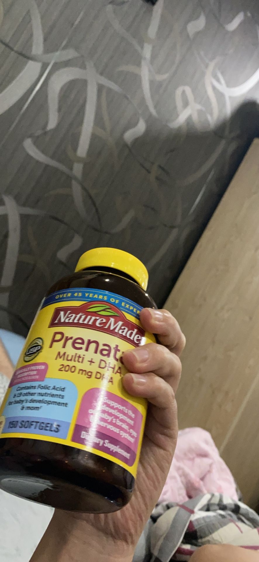 Đóng gói chắc chắn thuốc giao không bị tổn thương gì,  không biết do cơ địa hay không hợp thuốc nhưng vợ mình bị đau bụng sau khi sử dụng thuốc. Khuyên mọi người nên dùng theo chỉ định bác sĩ đừng tự ý mua uống khi đang mang thai.