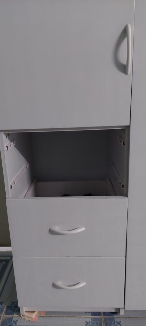 cai tủ mới mua về mở ra bị gãy ,tủ yếu xìu nt shop đọc tin mà ko trả lời ,làm ăn thiếu trách nhiệm ,bán tủ dỏm,làm cho chồng mình chửi mình ,đánh giá 1sao